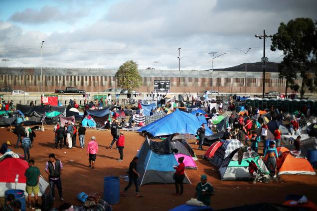 Migrantes da América Central acampam próximos da fronteira entre o México e os Estados Unidos, na cidade de Tijuana - 22/11/2018