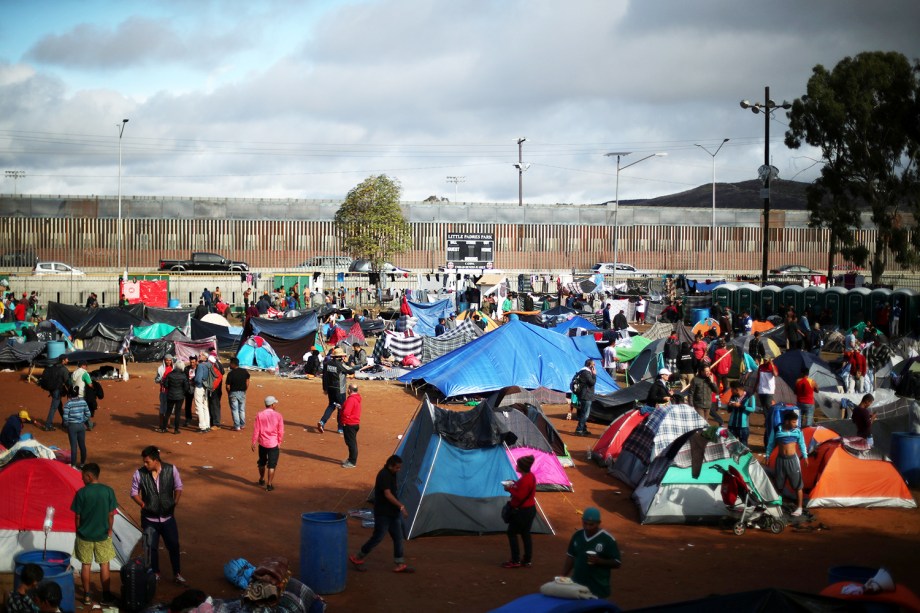 Migrantes da América Central acampam próximos da fronteira entre o México e os Estados Unidos, na cidade de Tijuana - 22/11/2018