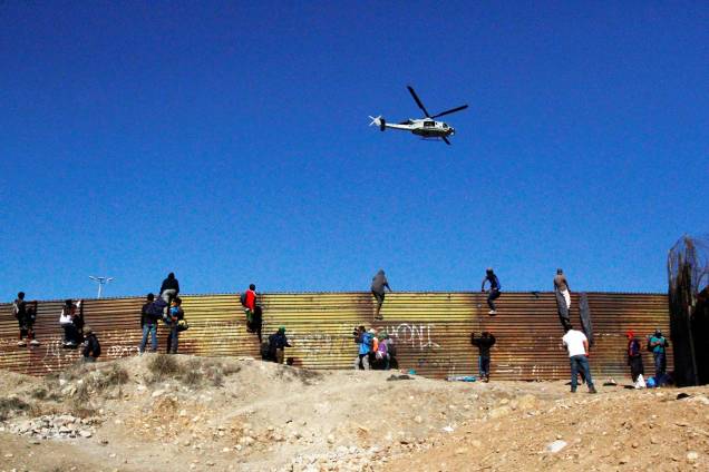 Helicóptero americano sobrevoa a fronteira entre o México e os Estados Unidos, na cidade de Tijuana - 25/11/2018