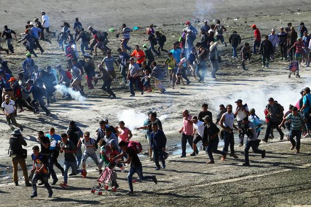 Migrantes entram em confronto com policiais após tentarem atravessar a fronteira entre o México e os Estados Unidos, na cidade de Tijuana - 25/11/2018
