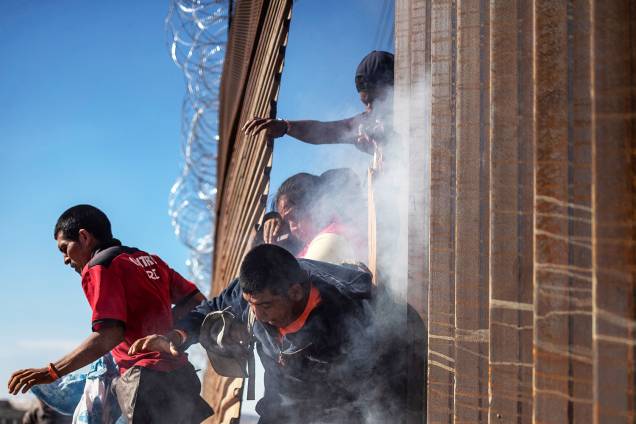 Migrantes tentam atravessar a fronteira entre o México e os Estados Unidos - 25/11/2018