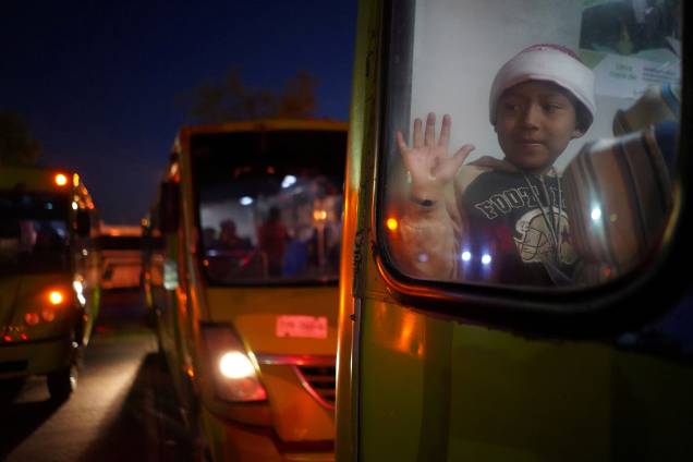 Criança é vista na janela de ônibus, juntamente com caravana de migrantes da América Central, com destino a cidade de Guadalajara, no México - 13/11/2018
