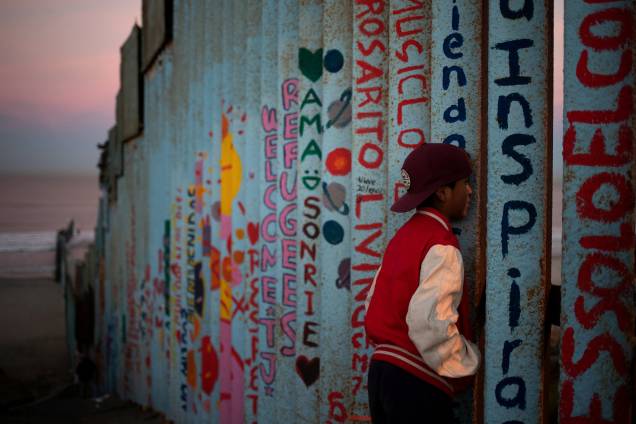 Angel, um menino de 13 anos de idade, migrante de Honduras, é visto na fronteira entre os Estados Unidos e o México, na cidade de Tijuana - 15/11/2018