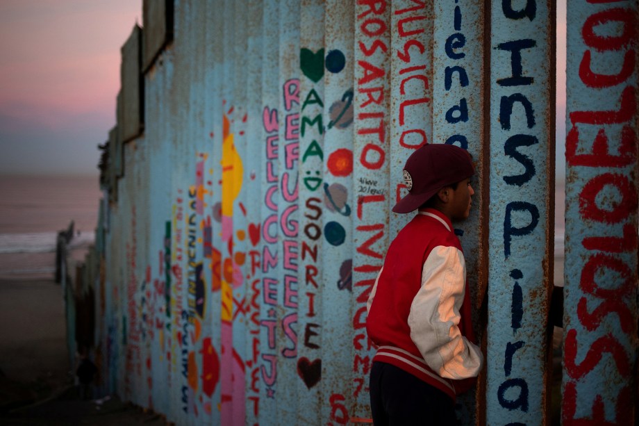 Angel, um menino de 13 anos de idade, migrante de Honduras, é visto na fronteira entre os Estados Unidos e o México, na cidade de Tijuana - 15/11/2018