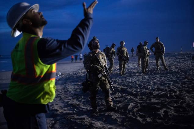 Membros de patrulha americana são vistos na fronteira entre os Estados Unidos e o México, na cidade de Tijuana - 15/11/2018