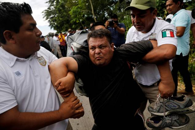 Imigrante de El Salvador, parte da caravana que tenta chegar aos Estados Unidos é detido por entrar ilegalmente no país durante uma operação da polícia mexicana, em Metapa - 21/11/2018