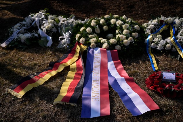 Coroas de flores são colocadas juntamente com bandeiras da Alemanha e da França, durante cerimônia em comemoração aos 100 anos do fim da Primeira Guerra Mundial, em Pristina, localizada no Kosovo - 11/11/2018