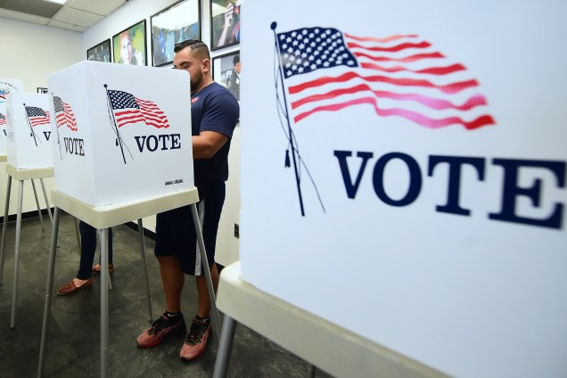 Homem vota durante as eleições intermediárias em Norwalk, Califórnia - 05/11/2018
