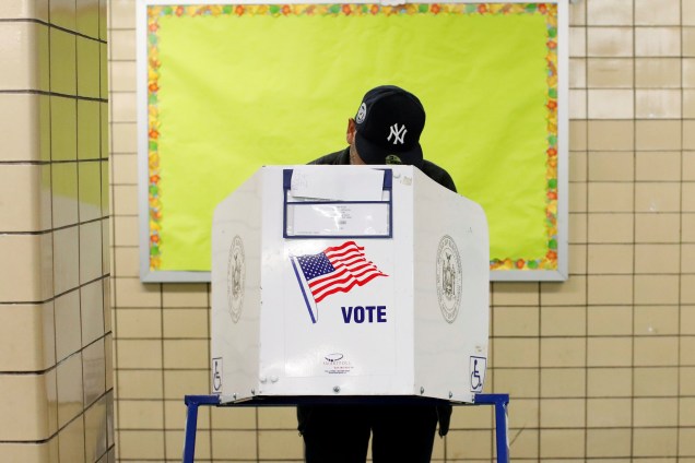Home vota durante a eleição de meio de mandato em Manhattan, Nova York - 06/11/2018