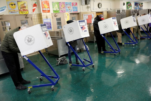 Pessoas votam durante a eleição de meio de mandato em Manhattan, Nova York - 06/11/2018