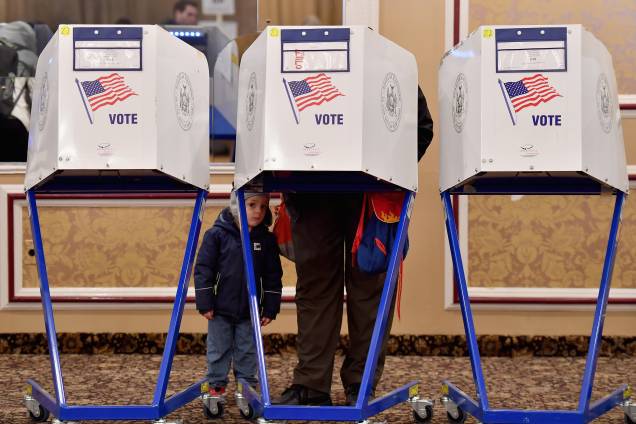 Eleitor deposita sua cédula em uma estação de votação do Centro Judaico de East Midwood, Brooklyn, Nova York - 06/11/2018 Eleitor deposita sua cédula em uma estação de votação do Centro Judaico de East Midwood, Brooklyn, Nova York - 06/11/2018