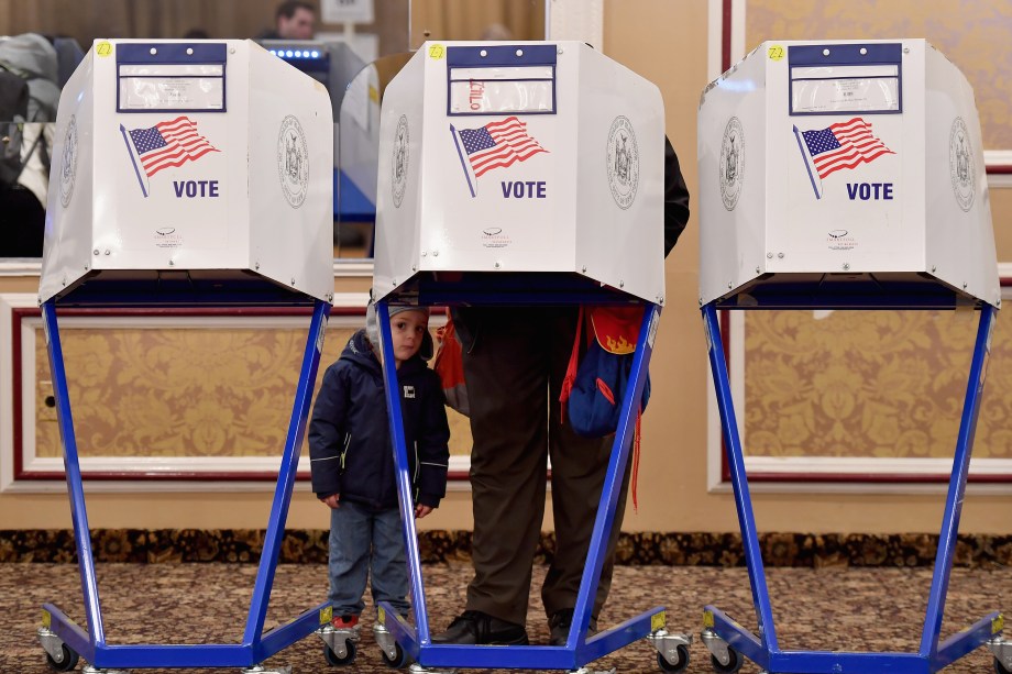 Eleitor deposita sua cédula em uma estação de votação do Centro Judaico de East Midwood, Brooklyn, Nova York - 06/11/2018