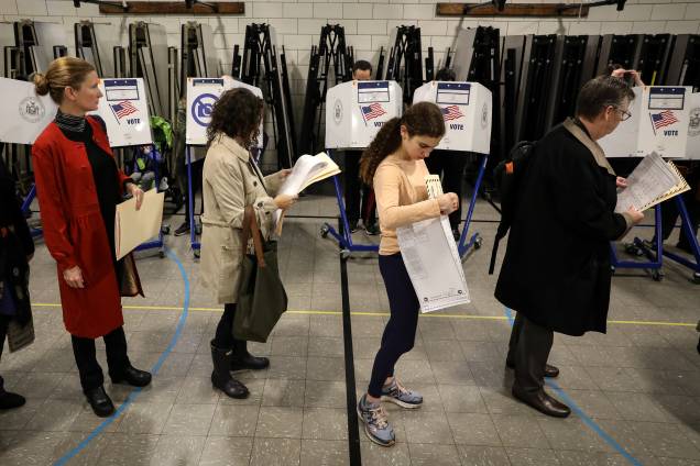 Eleitores esperam na fila para votar em uma seção no bairro de Brooklyn, Nova York - 06/11/2018 Eleitores esperam na fila para votar em uma seção no bairro de Brooklyn, Nova York - 06/11/2018