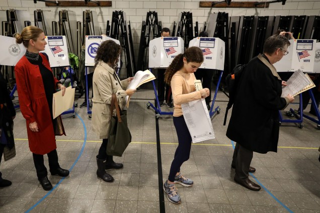 Eleitores esperam na fila para votar em uma seção no bairro de Brooklyn, Nova York - 06/11/2018