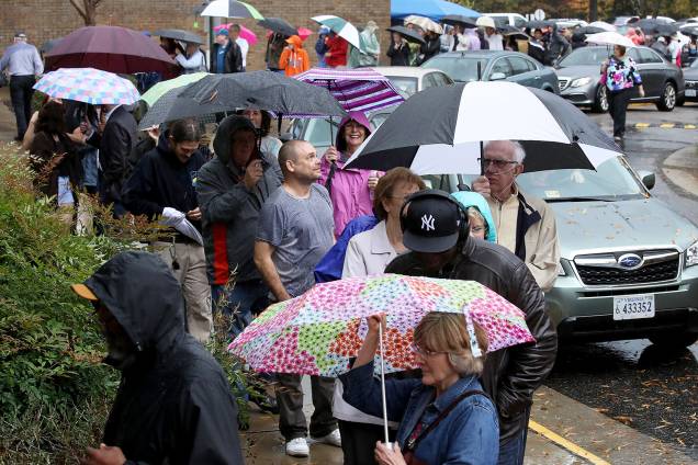 Eleitores enfrentam chuva ao chegarem em local de votação no território de Midlothian, localizado no estado americano de Virgínia - 06/11/2018 Eleitores enfrentam chuva ao chegarem em local de votação no território de Midlothian, localizado no estado americano de Virgínia - 06/11/2018