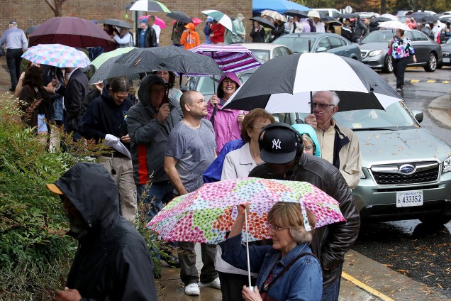 Eleitores enfrentam chuva ao chegarem em local de votação no território de Midlothian, localizado no estado americano de Virgínia - 06/11/2018