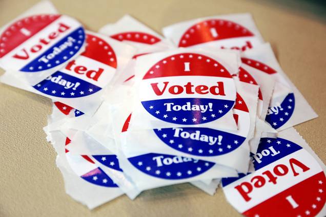 Adesivos são vistos em local de votação em West Des Moines, cidade localizada no estado americano de Iowa - 06/11/2018 Adesivos são vistos em local de votação em West Des Moines, cidade localizada no estado americano de Iowa - 06/11/2018