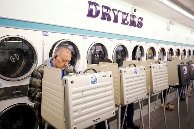 Eleitor vota em lavanderia na cidade de Chicago, localizada no estado americano de Illinois - 06/11/2018