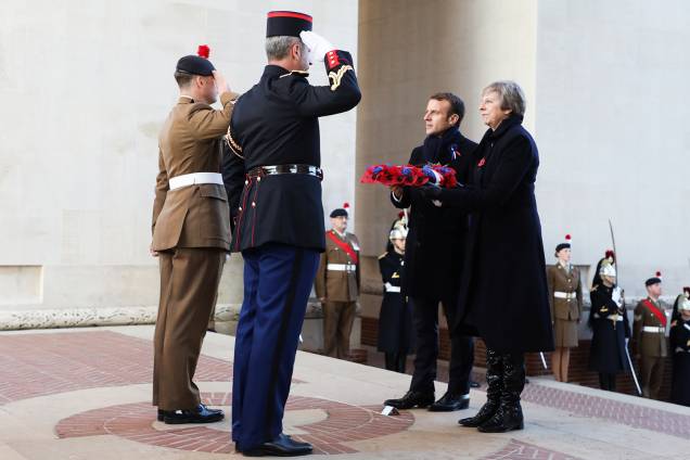 A primeira-ministra britânica Theresa May e o presidente francês Emmanuel Macron colocam uma coroa de flores no memorial franco-britânico da Primeira Guerra Mundial, localizado em Thiepval - 09/11/2018 A primeira-ministra britânica Theresa May e o presidente francês Emmanuel Macron colocam uma coroa de flores no memorial franco-britânico da Primeira Guerra Mundial, localizado em Thiepval - 09/11/2018