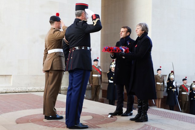 A primeira-ministra britânica Theresa May e o presidente francês Emmanuel Macron colocam uma coroa de flores no memorial franco-britânico da Primeira Guerra Mundial, localizado em Thiepval - 09/11/2018