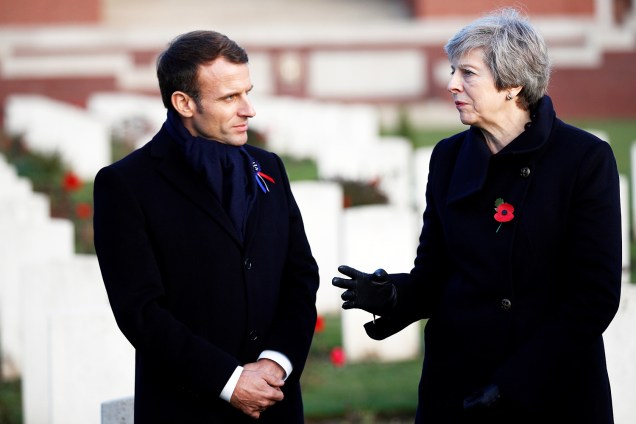 A primeira-ministra britânica Theresa May e o presidente francês Emmanuel Macron visitam o memorial franco-britânico da Primeira Guerra Mundial, localizado em Thiepval - 09/11/2018
