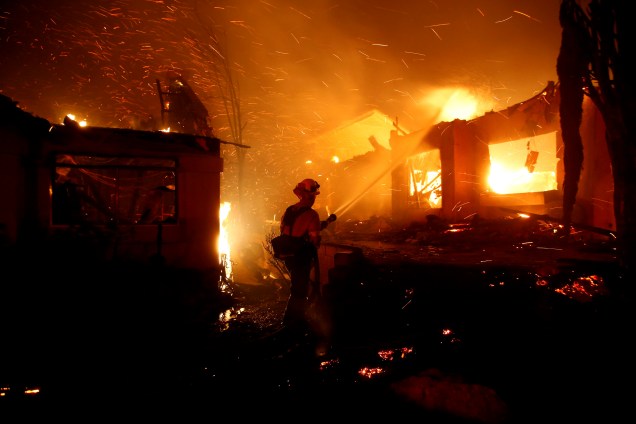 Bombeiro trabalha para conter as chamas de um incêndio florestal que destruiu dezenas de casas em Thousand Oaks, na Califórnia - 09/11/2018
