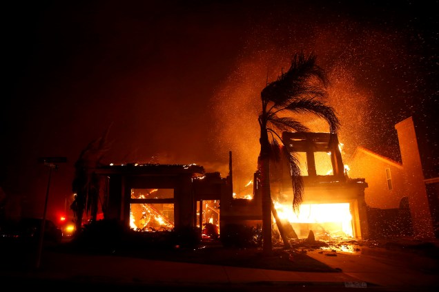 Uma casa em chamas é vista durante um incêndio florestal em Thousand Oaks, na Califórnia - 09/11/2018