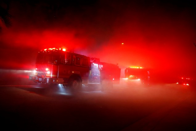 Bombeiros chegam para combater o fogo de um incêndio florestal que obrigou dezenas de pessoas a deixarem suas casas em Thousand Oaks, na Califórnia - 08/11/2018