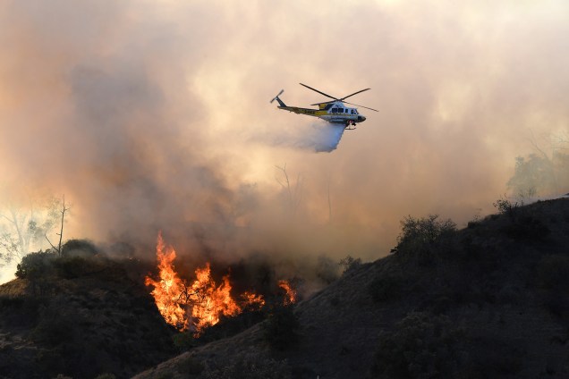 Helicóptero realiza trabalho de rescaldo no Griffith Park, parque localizado em Los Angeles, no estado americano da Califórnia - 09/11/2018