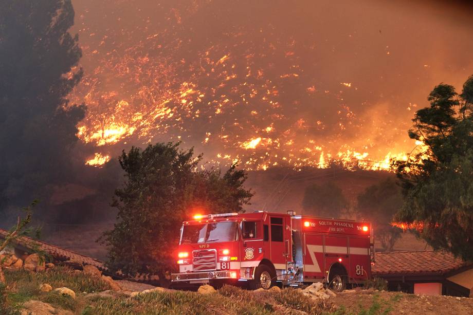 Bombeiros realizam trabalho de rescaldo durante incêndio florestal nos arredores de Agoura Hills, cidade localizada no estado americano da Califórnia - 09/11/2018