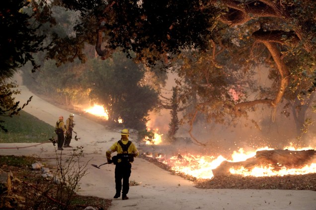 Bombeiros realizam trabalho de rescaldo durante incêndio florestal nos arredores de Agoura Hills, cidade localizada no estado americano da Califórnia - 09/11/2018