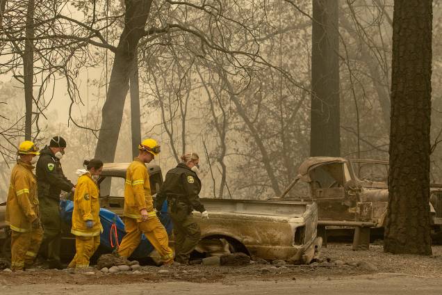 Equipes de resgate retiram um corpo de uma propriedade queimada após ser atingida pelo Camp Fire na área de Holly Hills, na Califórnia - 15/11/2018 Equipes de resgate retiram um corpo de uma propriedade queimada após ser atingida pelo Camp Fire na área de Holly Hills, na Califórnia - 15/11/2018