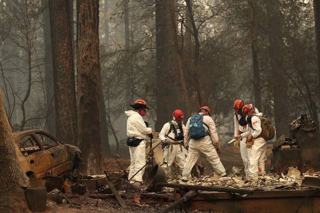 Equipes de resgate procuram por restos mortais em uma casa que foi destruída pelo incêndiao Camp Fire em Paradise, na Califórnia - 15/11/2018 Equipes de resgate procuram por restos mortais em uma casa que foi destruída pelo incêndiao Camp Fire em Paradise, na Califórnia - 15/11/2018