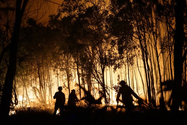 Bombeiros combatem um incêndio na estrada de Fingerfield na área do Parque Nacional de Deepwater, em Queensland, na Austrália - 29/11/2018