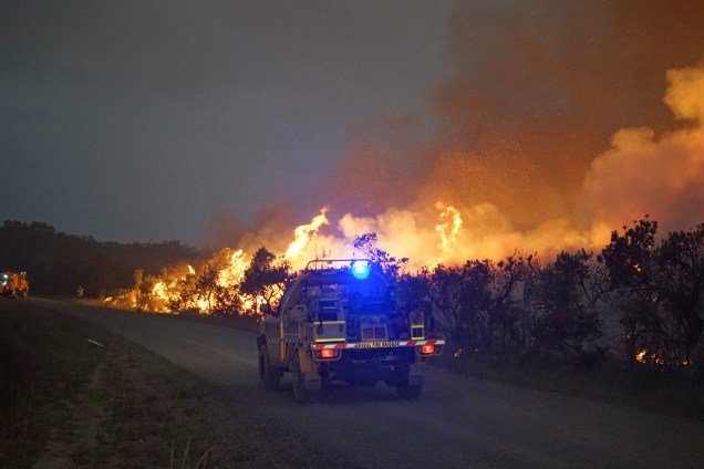 Caminhão de bombeiros avança em direção a um incêndio na área do Parque Nacional de Deepwater em Queensland, na Austrália - 29/11/2018