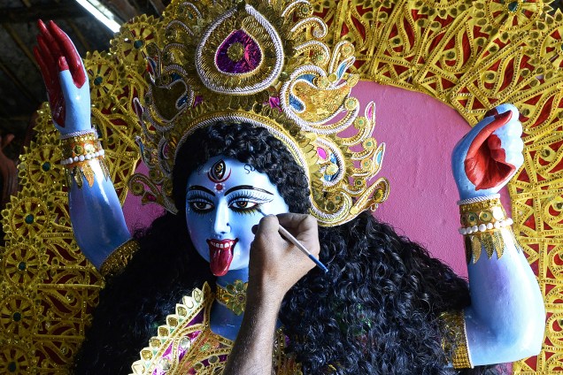 Artista indiano dá os retoques finais em imagem da deusa Kali, em uma oficina às vésperas do festival Diwali, na cidade de Hyderabad - 05/11/2018