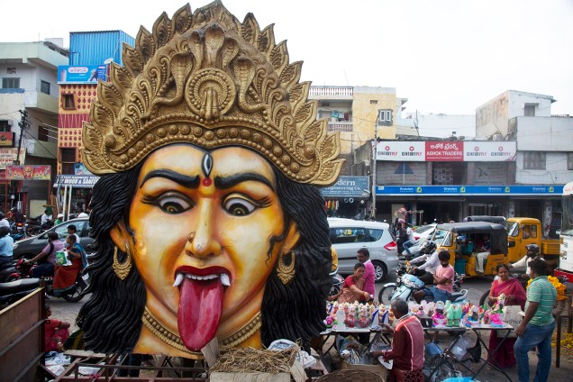 Devotos compram imagens da deusa Lakshmi , próximos de uma imagem gigante da deusa hindu Kali, utilizada para procissões religiosas, às vésperas do festival Diwali, na cidade indiana de Hyderabad - 06/11/2018