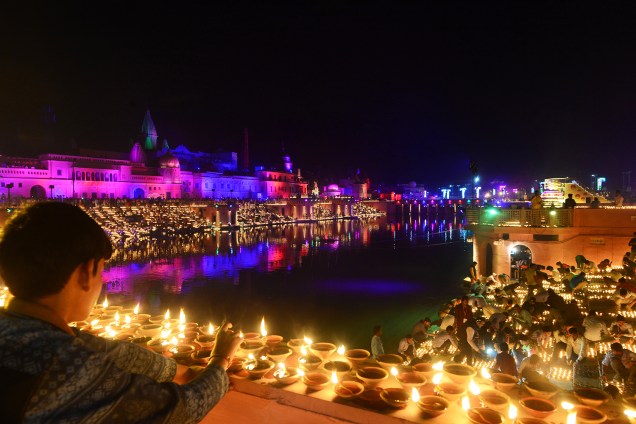 Indianos acendem velas nas margens do rio Sarayu às vésperas do festival "Diwali", na cidade indiana de Aiódia - 06/11/2018