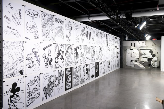 O artista Brian Roettinger, que mistura arte visual com musical, assina a sala da foto, em que os sons emitidos pelos desenhos do Mickey se tornam obras nas paredes