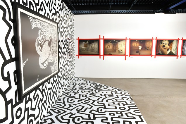 Famoso quadro do artista urbano Keith Haring ganha destaque na mostra, ao lado de fotografias de Tseng Kwong Chi