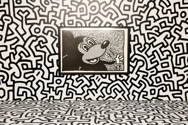 Quadro de Keith Haring, artista conhecido na cena urbana americana dos anos 1980, ganha destaque na mostra que comemora os 90 anos de Mickey