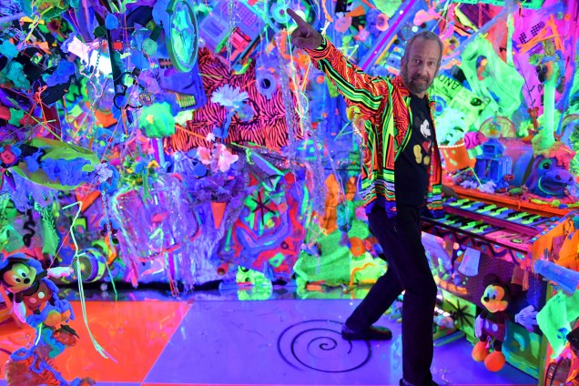 A instalação 'Caverna Cósmica', feita pelo pintor americano Kenny Scharf,<span> é inspirado no relógio de Mickey e oferece um tour online de 360 graus pelo universo do personagem</span>