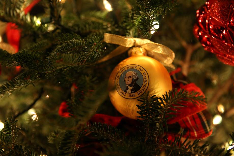 Ornamento de Natal representando o estado de Washington é usada como decoração de árvore na livraria da Casa Branca em Washington, Estados Unidos - 26/11/2018