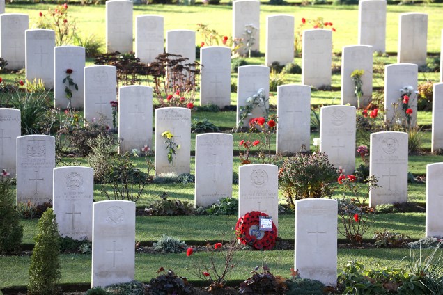 Flores são colocadas em túmulos do memorial fraco-britânico localizado em Thiepval, no norte da França - 09/11/2018