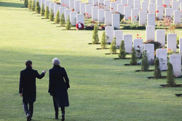 A primeira-ministra britânica, Theresa May, e o presidente francês Emmanuel Macron visitam o memorial da Primeira Guerra Mundial localizado em Thiepval - 09/11/2018