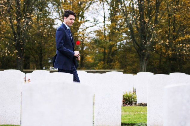O primeiro-minsitro canadense deposita flor em túmulo no Memorial Nacional localizado em Vimy, na França, em homenagem ao centenário do fim da Primeira Guerra Mundial - 10/11/2018