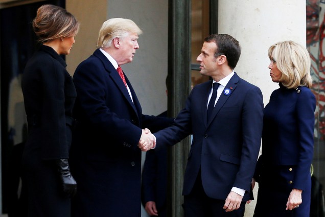 O presidente americano Donald Trump e o presidente francês Emmanuel Macron se cumprimentam ao chegarem no Elysee Palace, em Paris, como parte das comemorações do centenário do fim da Primeira Guerra Mundial - 10/11/2018