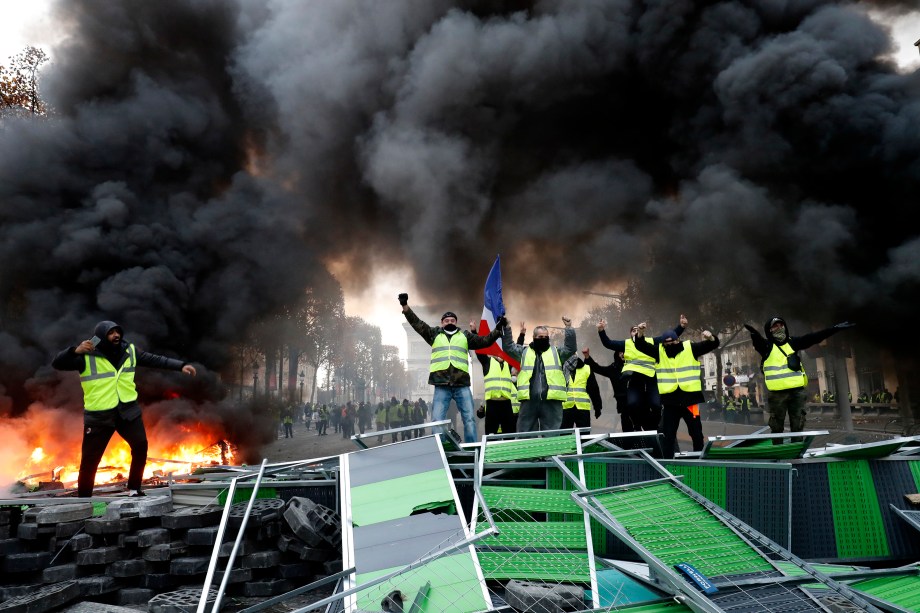 Manifestantes incendeiam barricadas durante protesto contra o aumento do imposto sobre combustíveis na Champs Elysees, em Paris, França - 24/11/2018