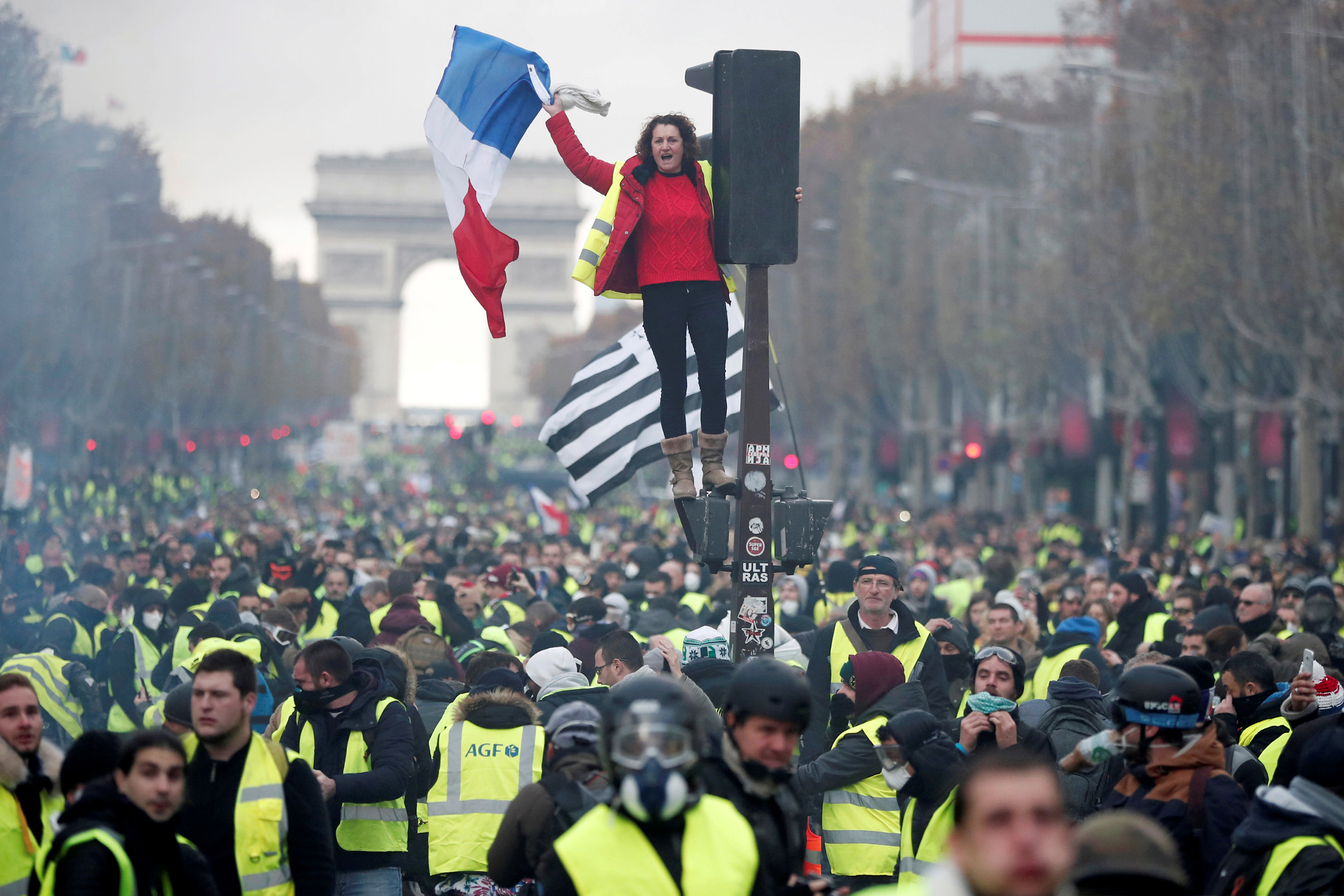 Protestos em Paris contra o governo terminam com prisões e violência VEJA