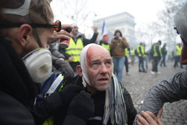 A polícia disparou gás lacrimogêneo e canhões de água contra os manifestantes que exigiam do presidente francês a redução dos aumentos de impostos sobre os combustíveis - 24/11/2018